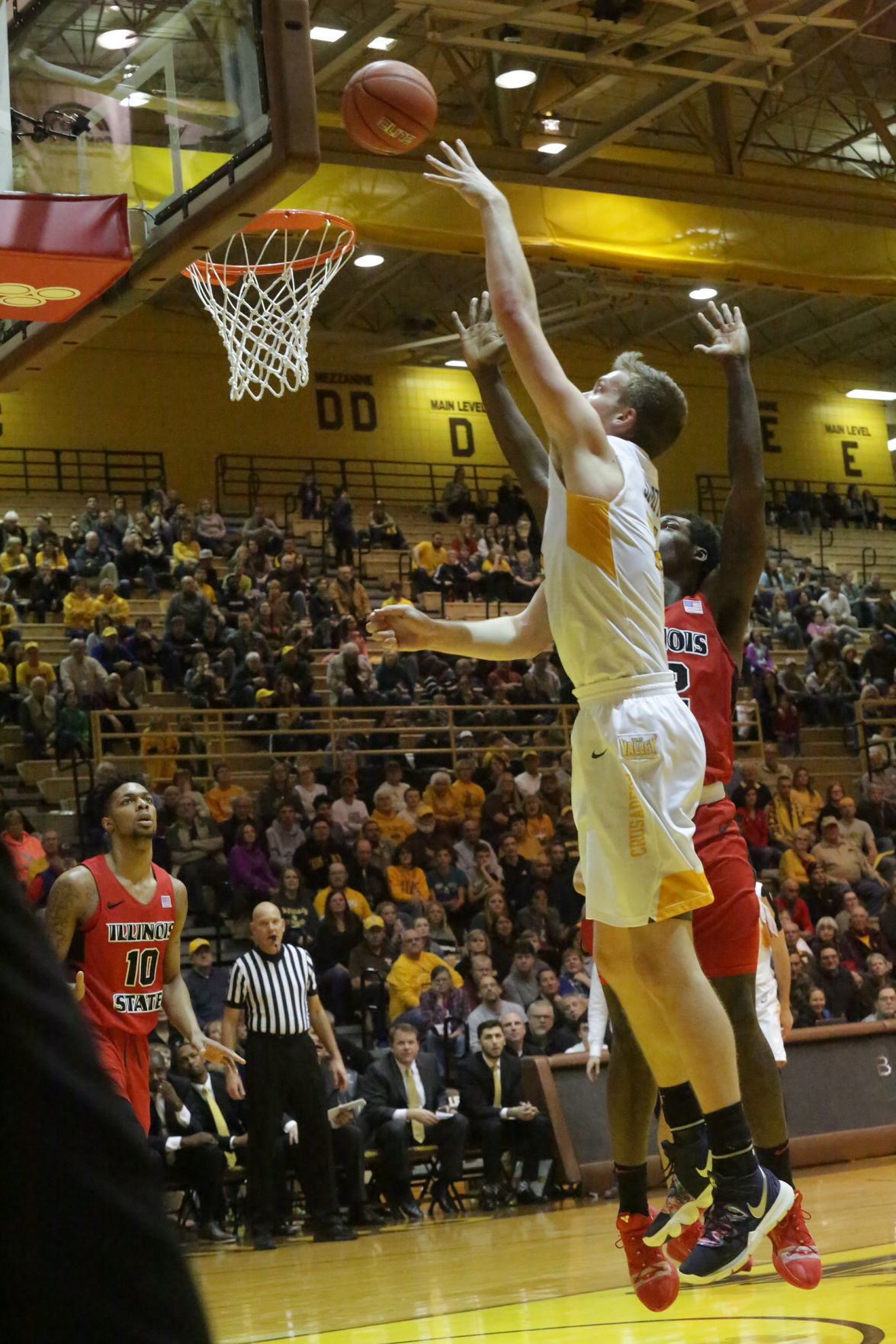 Valparaiso University beats Illinois State in men's basketball